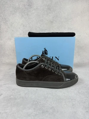Lanvin DBB1 cap toe sneaker -  – Condition: 9/10  - Size: 41/UK  – What is included: Dustbag  – Retail price: 5500 + SEK  Please note that Lanvins fit big and our recommendation is to go one size down