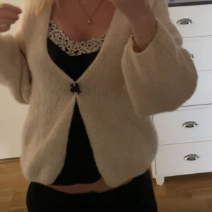 lindex cardigan💞💞 - jättemysig stickad tröja från lindex som passar perfekt till hösten!!🍂ganska  nopprig på vissa ställen  💞säljer då jag vill köpa en annan färg 