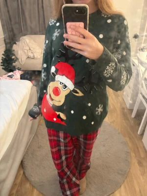 Jultröja från JDY ( köpt på eko) - Super mysig och fin jultröja. Perfekt nu till julen. Den är storlek L mej känns mer som M
