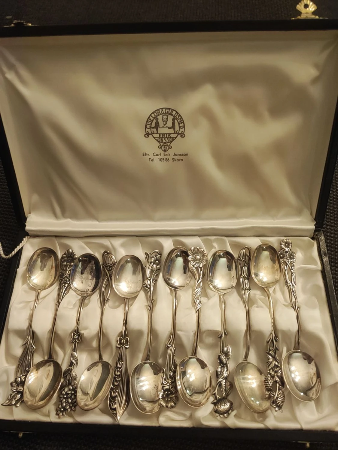Set med 12 silverteskedar med blommönster