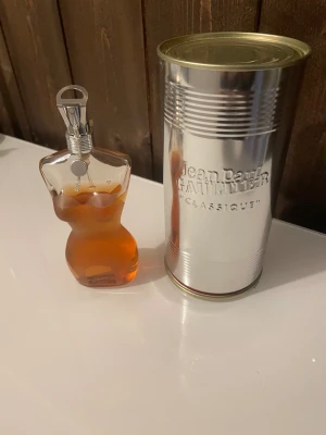 Jean Paul Gaultier Classique Eau de Toilette parfym i 100ml flaska - Jean Paul Gaultier Classique Eau de Toilette parfym i 100ml flaska, mycket kvar i flaskan.