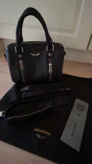 Zadig voltaire sunny bag 💞 - Säljer en jätte snygg väska från Zadig voltaire i modellen ”sunny bag”. Väskan är köpt 2024 och har inga större defekter förutom att dragkedjan är lite känslig och dom små runda detaljerna har rostat lite men absolut inget man tänker på!! 💞  Köptes för 5000 och man får med äktenhetsbevis/dustbag.