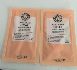 Maria Nila Head & Hair Heal Conditioner - Två små förpackningar med Head & Hair Heal Conditioner från Maria Nila, 12 ml vardera. Blekrosa påsar med svart text, vegansk och djurvänlig formula, tillverkad i Sverige. Perfekt för att testa eller ta med på resan.