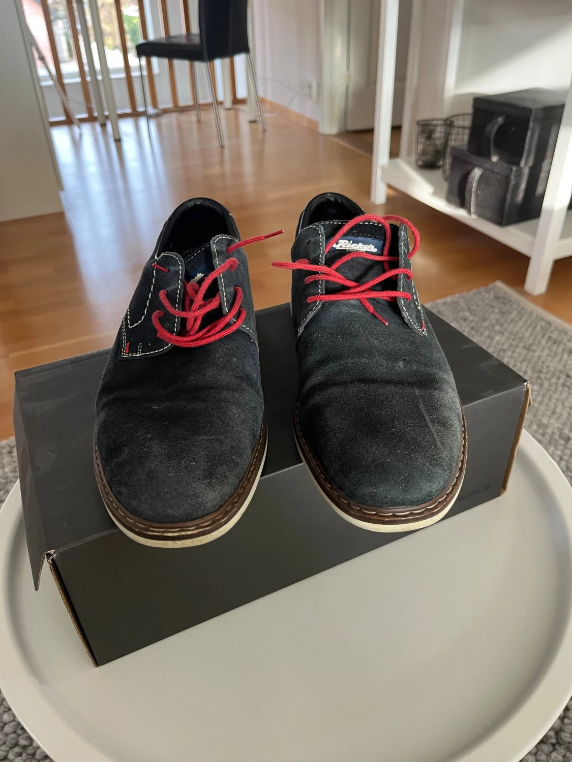 Svarta mockaskor från Rieker med röda snören - 2