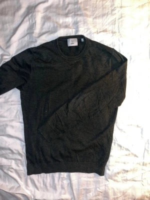 Mörkgrön stickad tröja från Bläck - Mörkgrön stickad tröja från bläck i storlek small, allmänt använd men helt felfri. Hör av dig vid frågor!