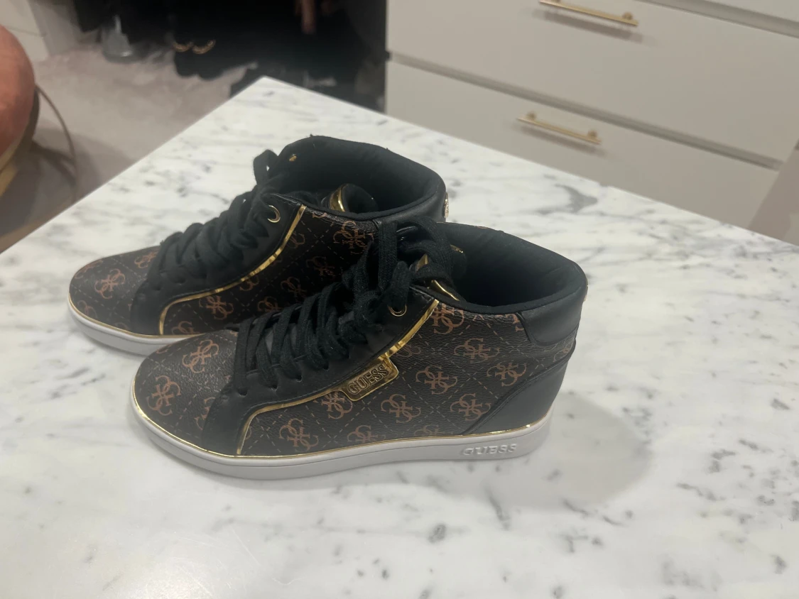 Svarta boots och sneakers från Guess - 3