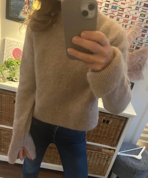  Nyskick Beige stickad tröja ull & mohair från H&M Stl s - Fin  beige stickad tröja från H&M i mohair/ull-blandning. Tröjan har en rund hals, ribbade muddar och lång ärm med lite loose passform. Perfekt för dig som gillar neutrala färger och vill ha något mjukt och skönt till hösten och vintern.