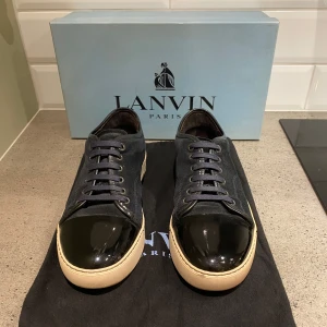 Lanvin Captoe - Tja! Säljer nu dessa riktigt feta Lanvins i grymt skick💯Storleken är UK 8 vilket motsvarar ungefär storlek 42📏Skorna är mörkblå och har inga defekter (skick 8,5/10) ‼️Självklart följer box och dustbag med på köpet📦Vid frågor och funderingar är det bara att skriva✍️📝💯