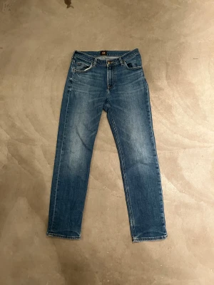 Lee jeans W29 L32 Nytt skick  - Jeans från Lee med trendig passform. Färgen Mörkblå med lite ljusare toner. Storleken W29 L32. Skicket är som nytt ser ej använda ut