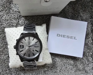 Ny och Oanvänd: Stilren Herrklocka Diesel Rasp Chronograph (DZ4453) - Perfekt som julklapp! Säljer en helt ny och oanvänd Diesel Rasp Chronograph DZ4453. Robust design med svart jonpläterad boett (ca 47 mm) och grå/svart sunray-tavla med tydlig 9:a. Kronograf, datum och svart stållänk. Oanvänd i originalförpackning med skydd kvar.