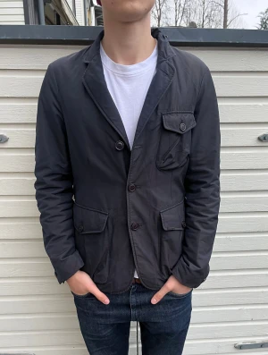 Woolrich jacka/blazer - Tja! Säljer nu denna sjukt snygga woolrich jacka som är likt en blazer. Skick 9/10 som ny utan synliga defekter. Nypris ligger runt 4000kr men säljs nu för 950kr. Hör gärna av er vid minsta lilla fundering!