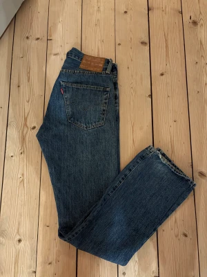 Levi's 501 blå jeans straight fit - Klassiska Levi's 501 jeans i mörkblå tvätt med rak passform och fem fickor. Storlek 28-32