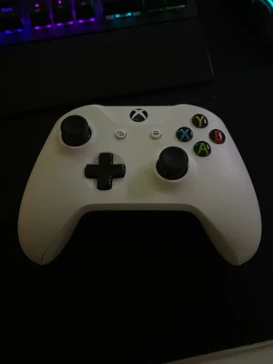 Xbox kontroller  - Xbox kontroll utan batterifacket eftersom den är borta, Men själva kontrollen funkar som vanligt, du får också en lång sladd för den. Om du har en batteri som kan laddas, sladden funkar eftersom den lyser orange när batteriet är oladdat, vitt nät den är full laddat! Funkar också utan batteri om du sätter in sladden i kontrollen.