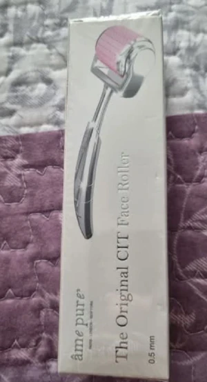 âme pure CIT Face Roller 0.5 mm - Säljer en âme pure The Original CIT Face Roller med 0.5 mm nålar. Ansiktsrollern har ett ergonomiskt handtag i silverfärgad plast och en cylinder med rosa mikronålar. Perfekt för dig som vill boosta din hudvårdsrutin med microneedling.