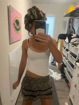 leopard kjol 🫰🏽 - leopard kjol med några svarta små volanger o detaljer, strl 158/164 (XS) 