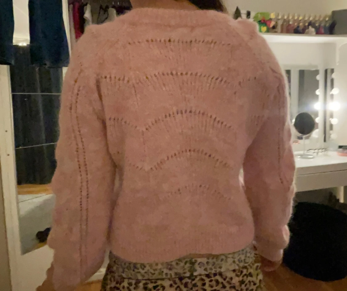 Ljusrosa stickad tröja med mönster - 2