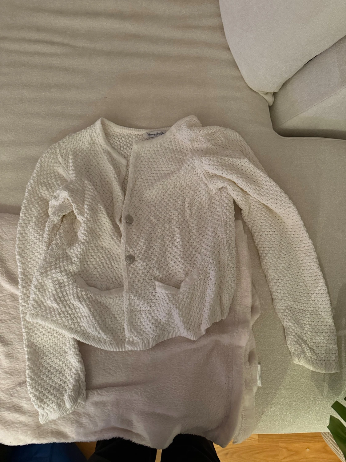 Vit stickad kofta från HoneyBeeBlue - 2