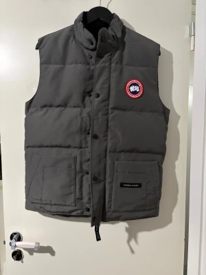 Canada goose väst - Hej säljer en Canada goose väst som är helt ny i grå färg och den är i storlek S