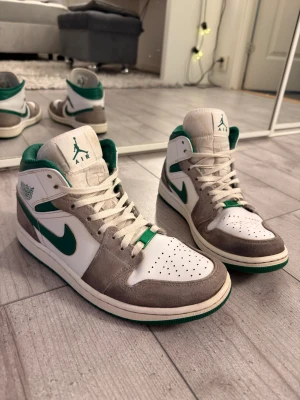 Nike Air Jordan 1 Mid  - Säljer ett par jordan 1, köpta från Merchsweden🤩 Använda men i fint skick!! De är i färgen grön med grå mocka  Jag har stl 40 i vanliga fall så tror de är lite små i storleken💗💗