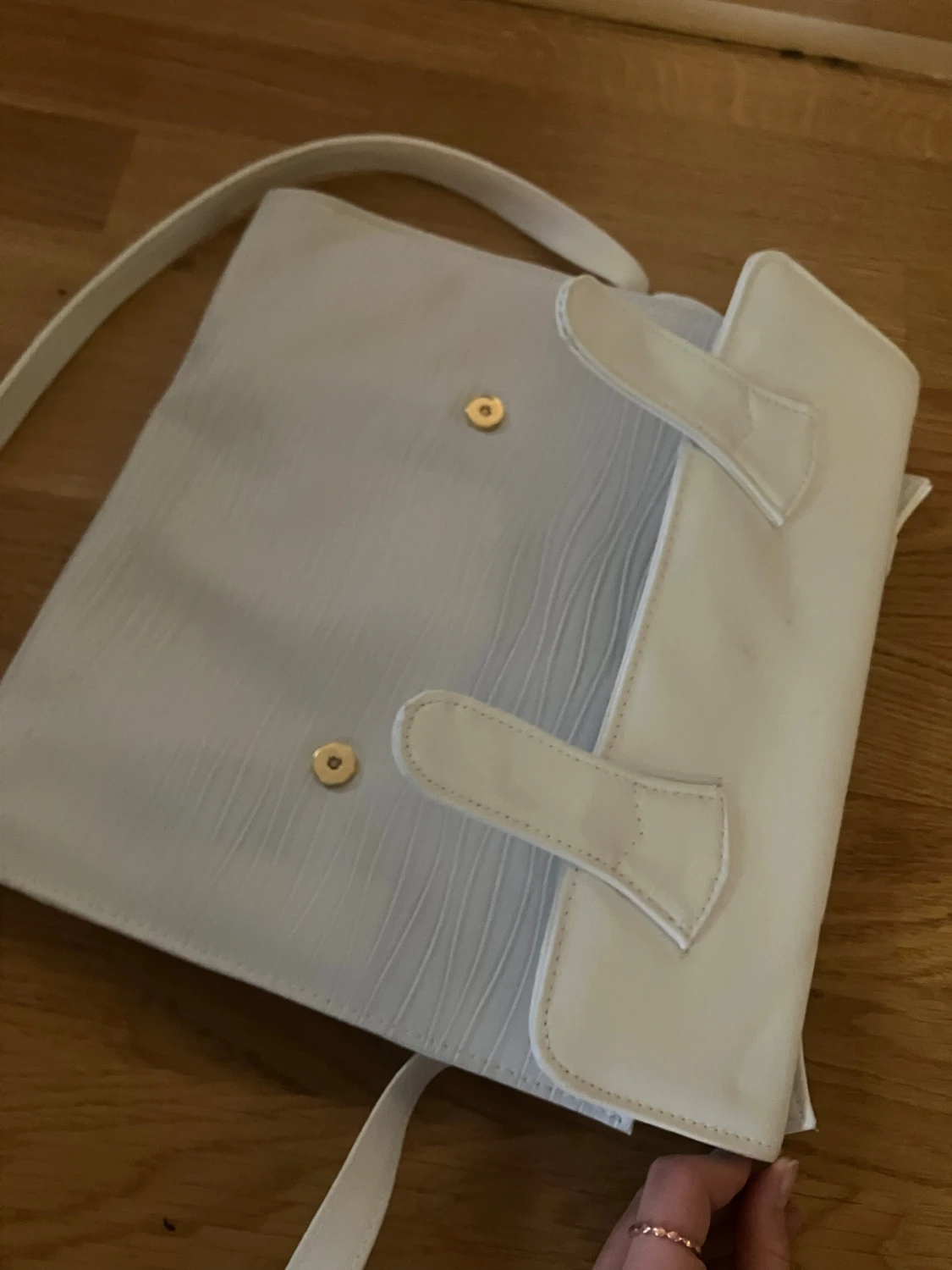 Vit axelväska i skinnimitation - 2