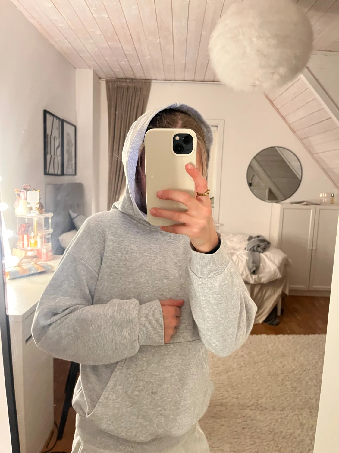 Grå hoodie från H&M med huva