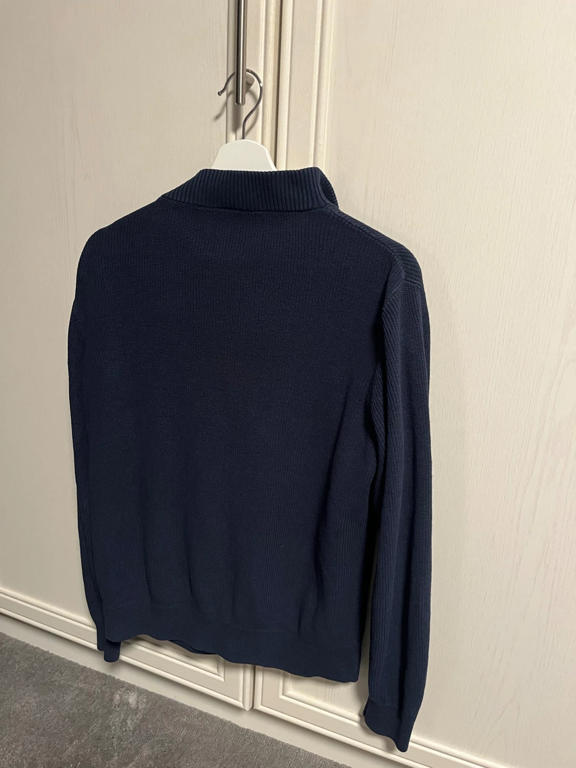 Marinblå stickad tröja  - 3