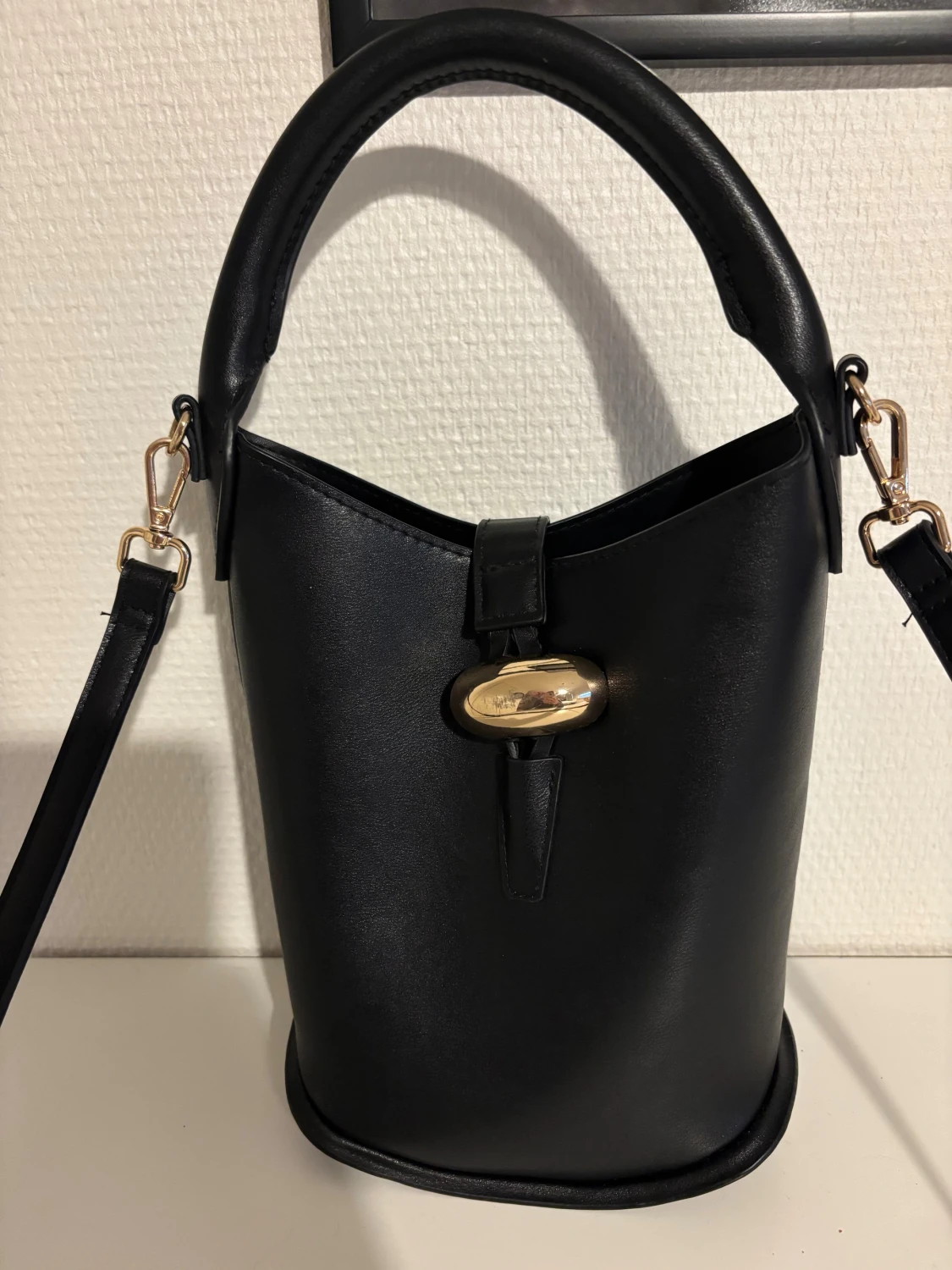 Svart bucket axelväska med gulddetaljer - 1