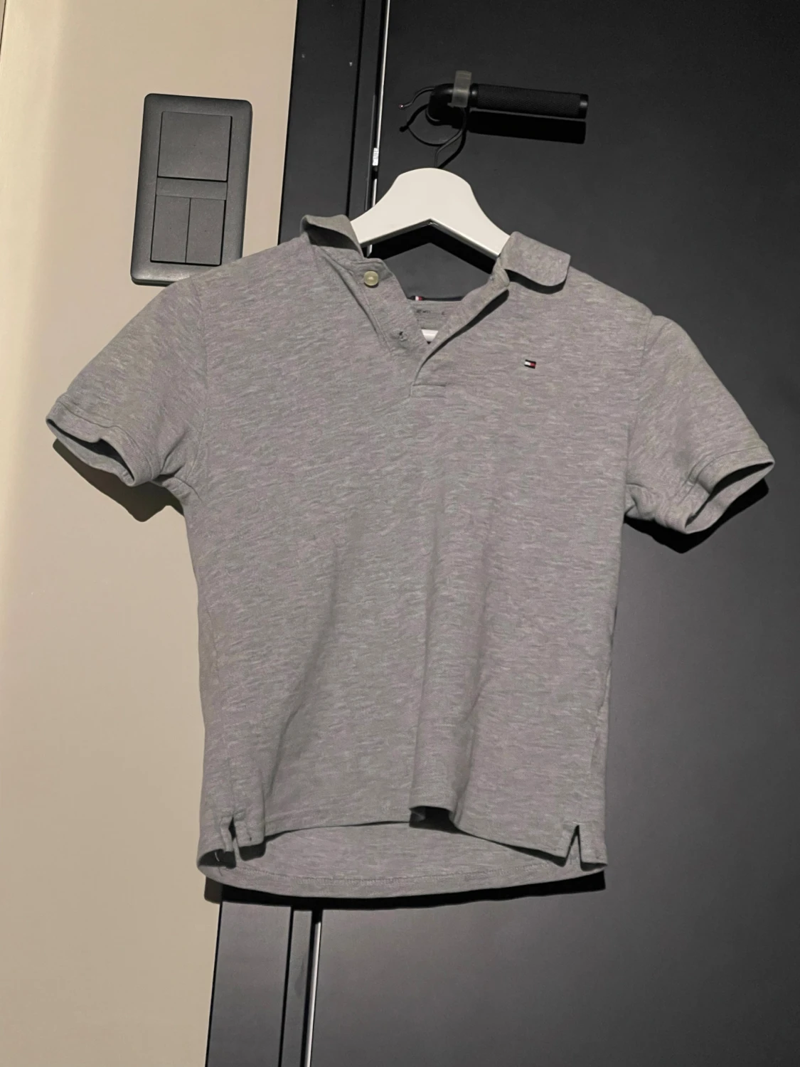 Grå kortärmad henley från Tommy Hilfiger.storlek130-134