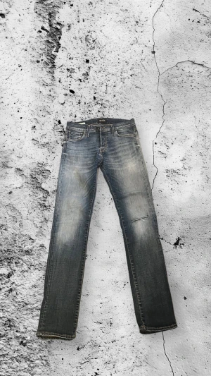 Jack & Jones slim fit/glenn - Jag Säljer dessa stilrena jeans då dom tyvärr inte passar mig längre Storlek📏 : 28W 32L                                                  Skick: Väldigt bra, inga hål 🕳️  Färg 🎨: Mörkblå med ljus fade Nypris: cirka 600kr Frakt 🚚: Alla varor som säljs hos mig paketeras med kvalitet och skickas iväg samma dag som köper eller dagen efter! Klädesplaggen tvättas såklart innan frakt  Tveka inte på att höra av er vid minsta fundering