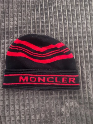 Moncler mössa  - Riktig fet, skönt matreal och bra passform! Perfekt till vintern 