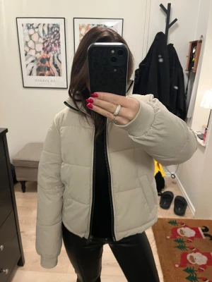 Beige pufferjacka från Object - Säljer en beige pufferjacka från Object i storlek S använd få gånger så i väldigt bra skick 💕