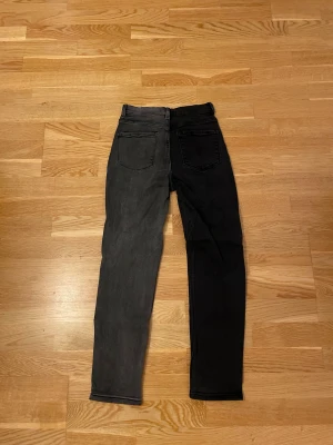 Tvåfärgade skinny jeans svart/grå - Unika skinny jeans med cool tvåfärgad design – ena benet är svart och andra benet är grått. Klassisk femficksmodell med normal passform och midwaist. Perfekt för dig som vill sticka ut med din stil.