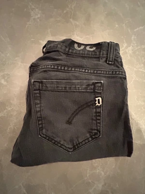 Svarta Dondup jeans - Tjenixen säljer nu dessa feta dondups jeans för en bra peng, hojta gärna till om du har någon fråga angående jeansen 