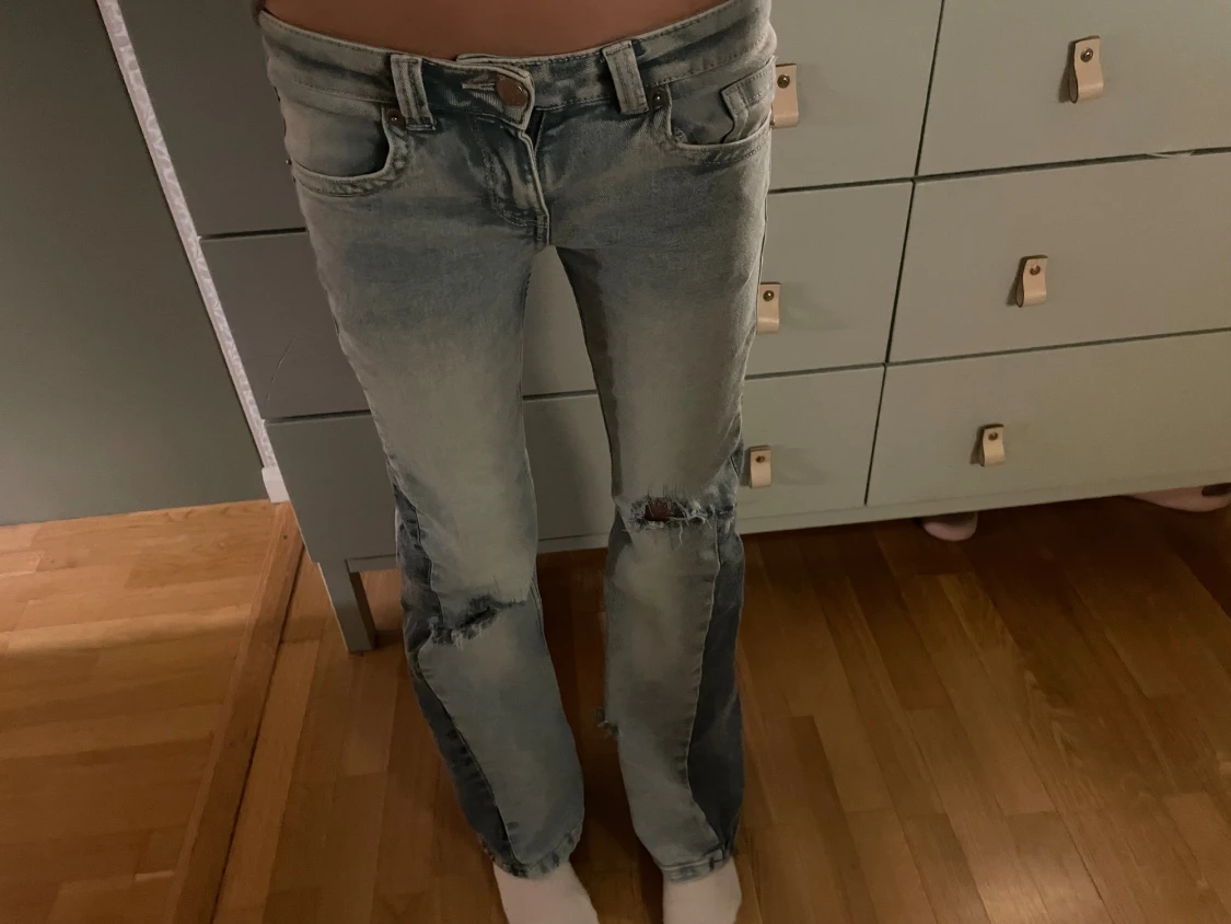 Ljusblå bootcut jeans med slitningar - 3
