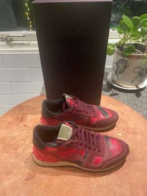 Valentino rockrunners - Valentino rockrunners i storlek 39 men passar 39,5 -40,5 (26cm innermått)   | mycket fint skick, nästan nya under. Självklart äkta   | tillbehör : box |  kom dm för flera frågor eller funderingar!