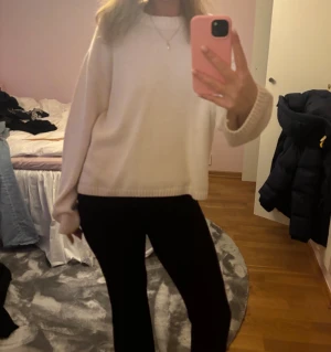 Beige stickad tröja med loose fit - Säljer en enkel och stilren beige stickad tröja med rund hals och långa ärmar. Tröjan har en loose passform och ribbade muddar vid ärmslut och nederkant. Perfekt för lager-på-lager och chill dagar.