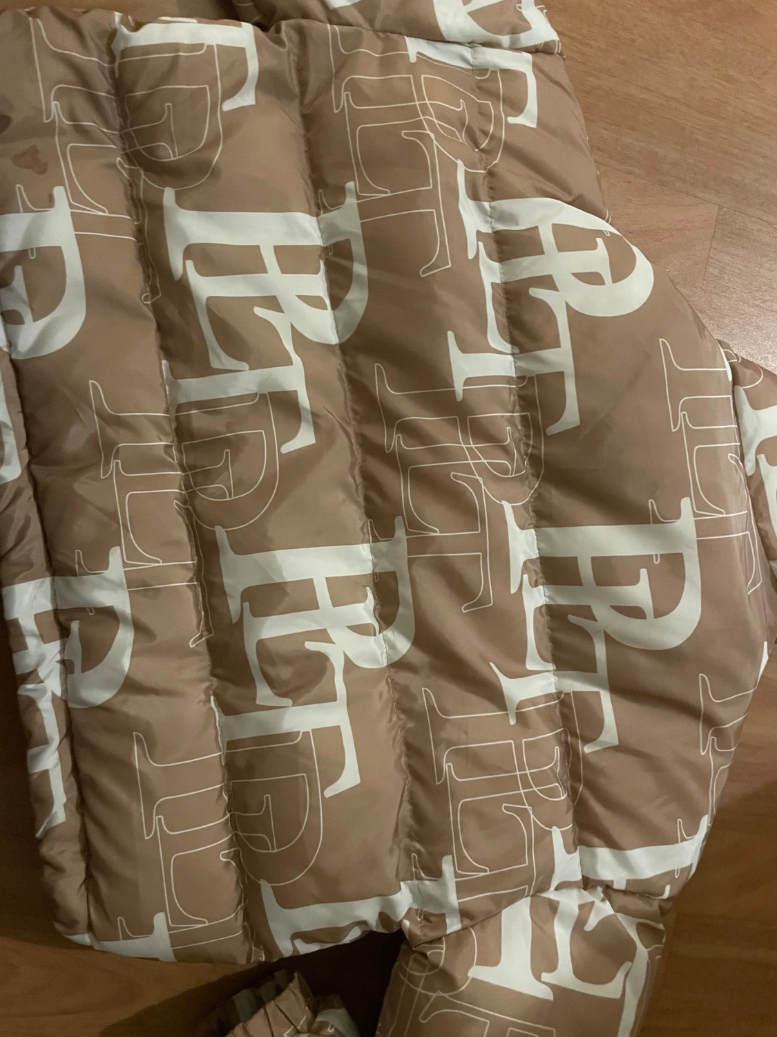 Beige pufferjacka från PrettyLittleThing - 1