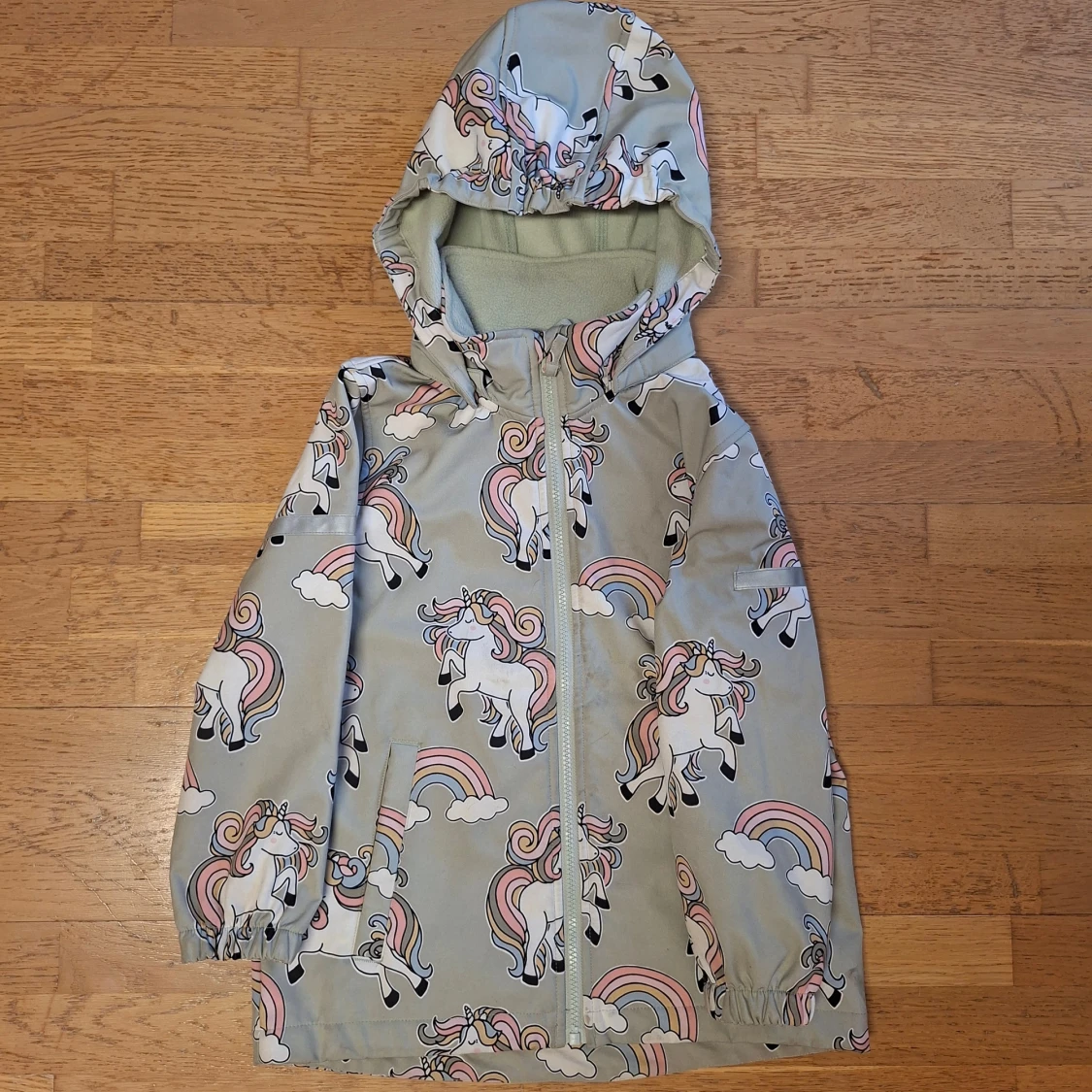 Regnjacka med enhörningar från FIX