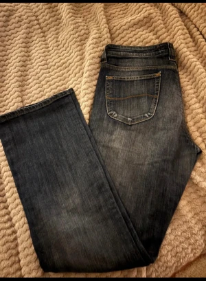 Mörkblå Lee jeans straight fit - Säljer ett par klassiska mörkblå jeans från Lee med snygg tvätt och raka ben. Lee-logga på bakfickan. Tillverkade i slitstarkt bomullsjeansmaterial och passar perfekt till en avslappnad stil.