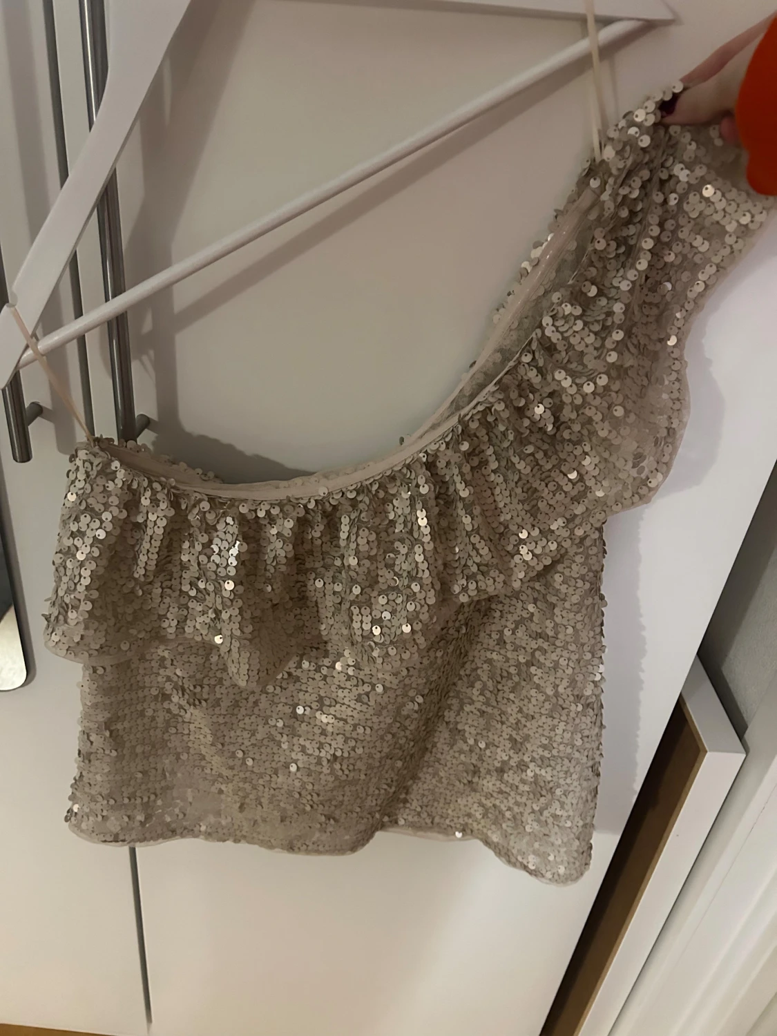 Glittrig oneshoulder topp Second Female - 3