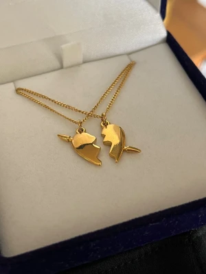 Maria Nilsdotter ”You and Me” inspirerat halsband - Aldrig använda, 18K guldpläterade och tillverkade i rostfritt stål. Kedjornas längd är  40+5 cm och nickelfria. Om du har fler frågor, tveka inte att höra av dig 🤗