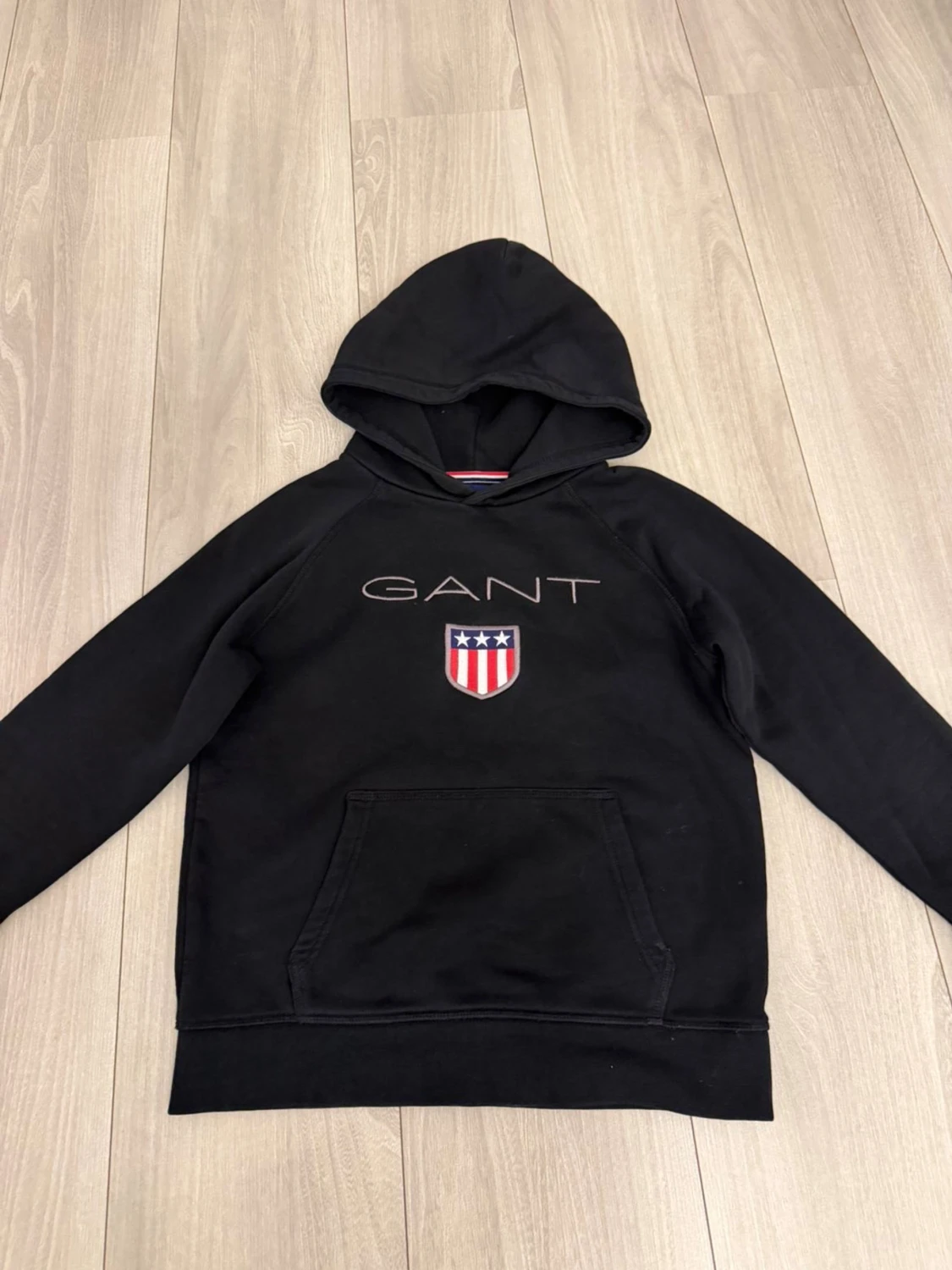 Svart hoodie från GANT med logga