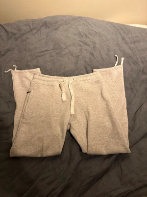 Russemerch byxor - Säljer dessa russemerch byxor pga de är inte riktigt min stil. Endast använda någon gång och är som nya. Hör av er vid frågor