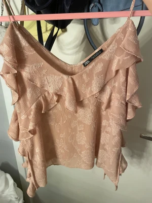 Zara topp - Superfin topp med volanger från Zara! Liten fläck men syns inte på💞