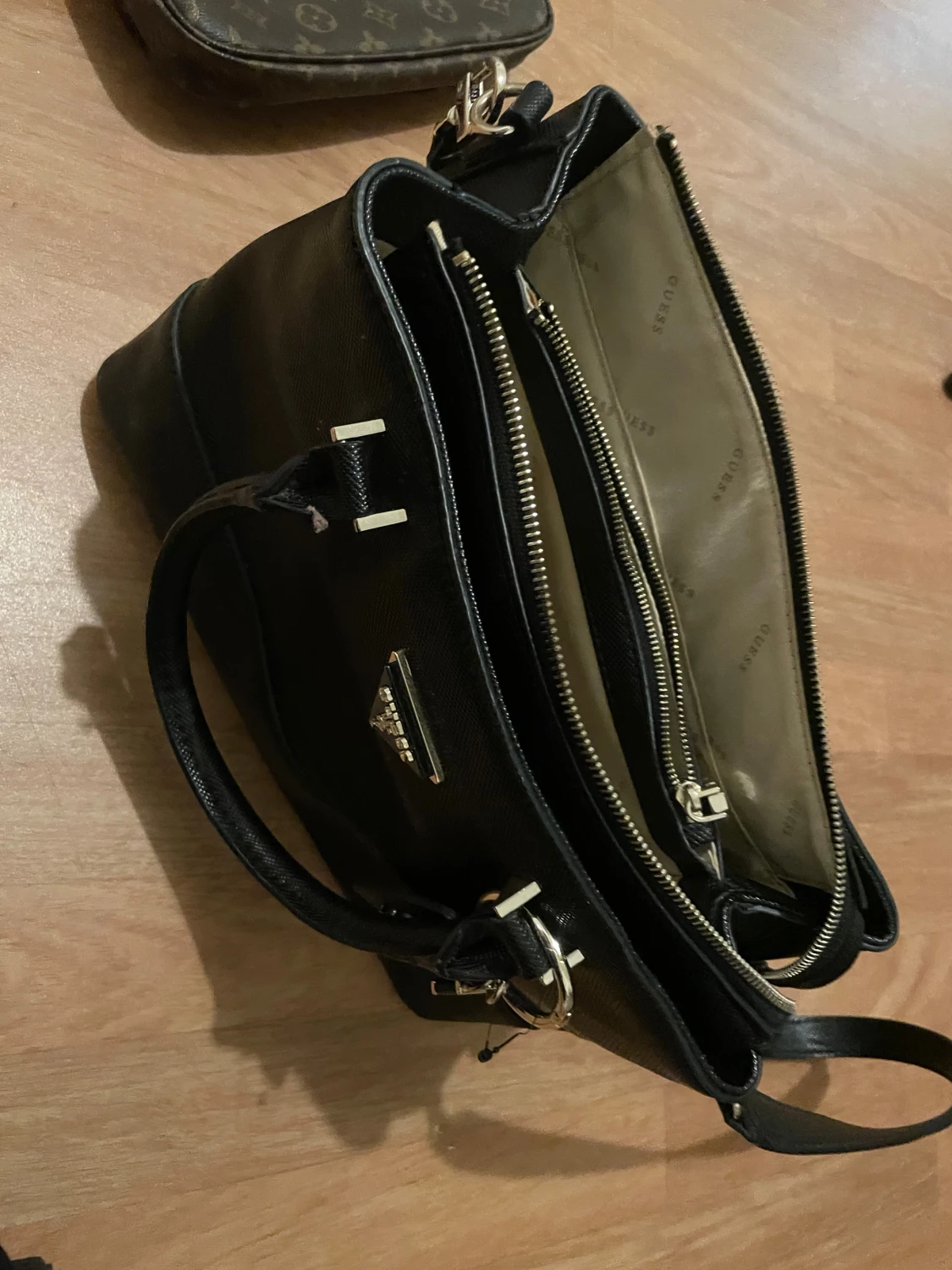 Svart handväska från Guess - 1