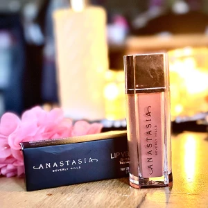 Anastasia Lip Velvet ”Crush”! - Anastasia Beverly Hills Lip Velvet ”Crush” är en sammetslen mousse för läpparna med en lätt, högpigmenterad, matt finish med utjämnande effekt. 3,5 g. Ny med kartong.
