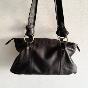 Esprit handväska  - Använd men fortfarande i fint skick. Lite små vitfläckig på nedre delen av väskan, syns på bilderna. Väldigt rymlig och perfekt att bära över axeln. 