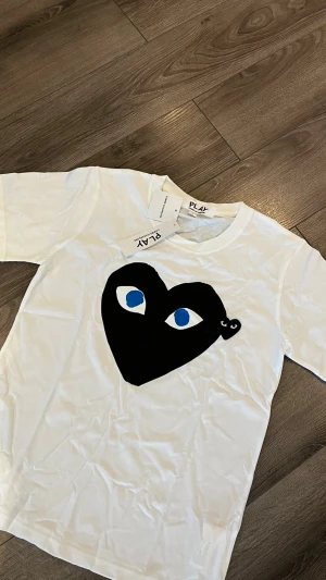 Commes Des Garçons T-shirt  - Säljer en helt ny vit Comme des Garçons T-shirt i storlek S med hög kvalité för väldigt bra pris. Den är helt ny med prislapp och oanvänd. Skriv vid intresse!!!!   