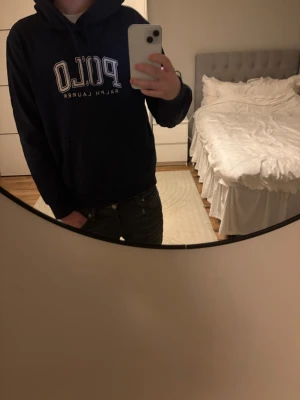 Ralph Lauren hoodie  - Säljer denna Ralph Lauren hoodien i mycket bra skick, skick = 8/10, storlek = XS, mitt pris = 1300, modellen är 170, 60kg, hör av er vid frågor eller funderingar samt fler bilder 🤩🙌