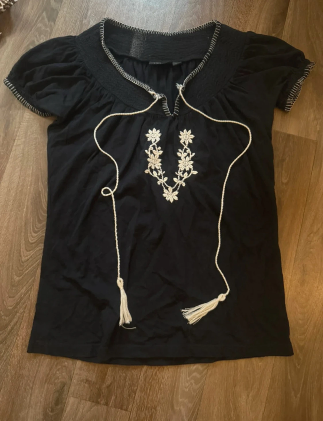 Svart blus med broderi, från Lindex Str XS